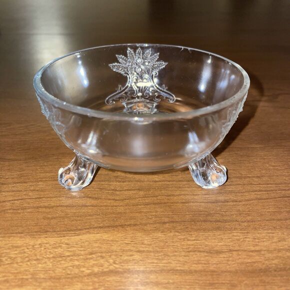 Vtg Clear Glass 3 Footed Bowl Scroll And Leaf Pattern 2.5 Inches X 4 Inches - Picture 2 of 11